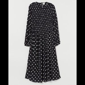 H&M, trend polka dot dress with smocking
detail. Size Small